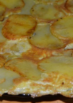 Una foto de Tortilla de papa y parmesano