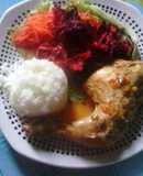 Pollo sudado, arroz y ensalada