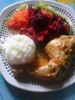Una foto de Pollo sudado, arroz y ensalada