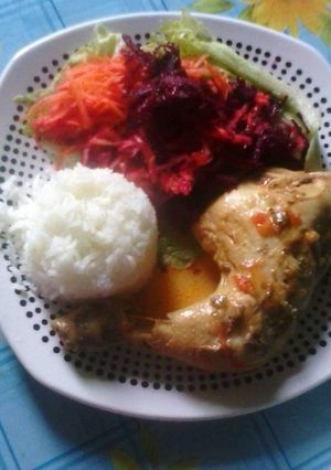 Una foto de Pollo sudado, arroz y ensalada