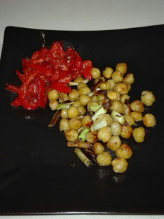 Una foto de Garbanzos fritos con ajetes