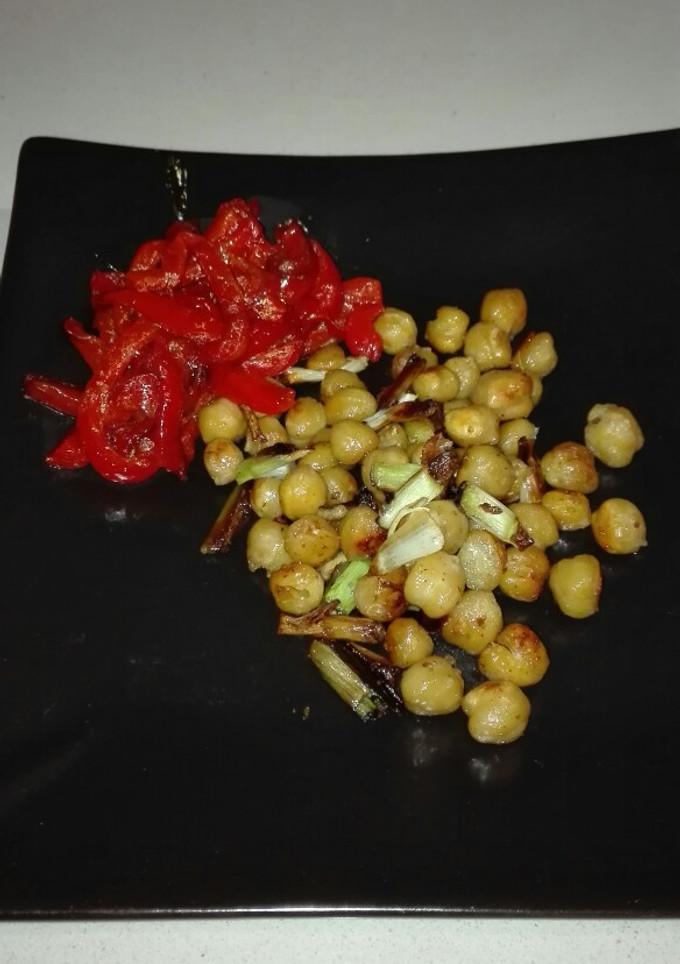Una foto de Garbanzos fritos con ajetes