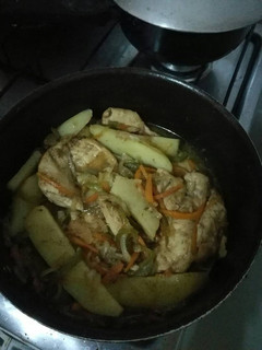 Una foto de Pollo con verduritas