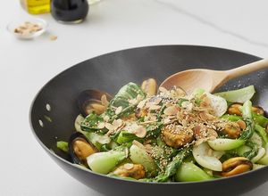 Una foto de Wok de Col China y Mejillones al Sésamo