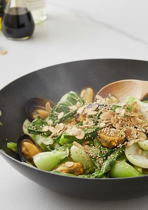 Una foto de Wok de Col China y Mejillones al Sésamo