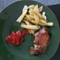 A picture of Spicy suya turkey with chips and ketchup.