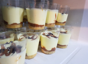 Una foto de Postre helado en vasitos muy fáciles