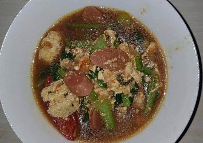 Seblak sosis campur tahu bakso