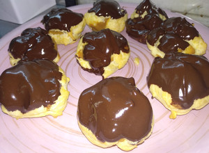 Una foto de Bombas rellenas de dulce de leche y baño de chocolate