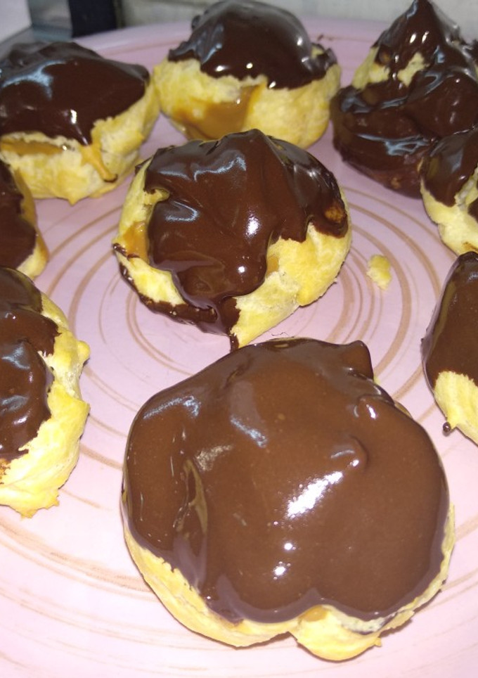Una foto de Bombas rellenas de dulce de leche y baño de chocolate