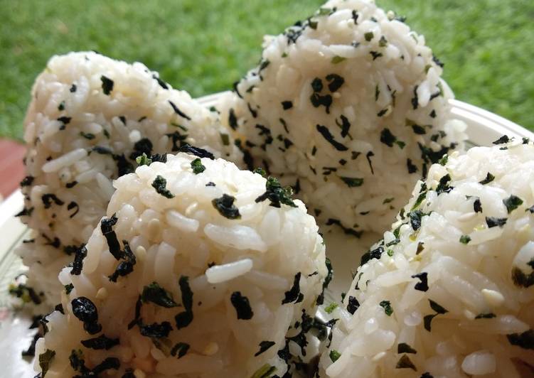 Simple Tuna Mayo Onigiri (Nasi Kepal)
