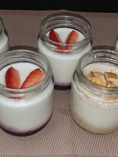 Una foto de Yogurt de kiwi, fresa, galleta, chocolate y vainilla