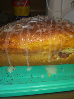 Una foto de Budín marmolado con glasé de limón