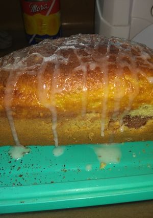 Una foto de Budín marmolado con glasé de limón