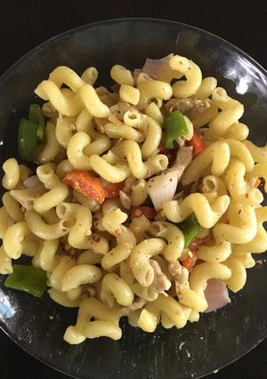 A picture of Chicken vegetables macroni.