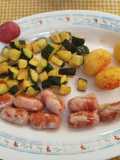 Mini salchichas de pollo al roquefort con calabacín y papas