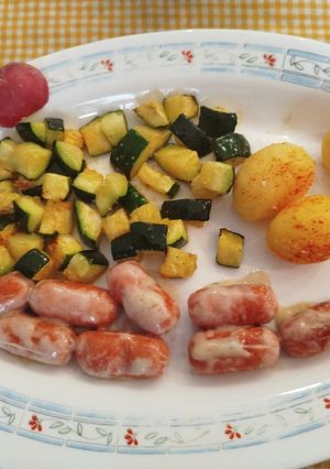 Una foto de Mini salchichas de pollo al roquefort con calabacín y papas