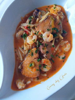 Una foto de Cazuela de bonito con fideos gordos y gambas
