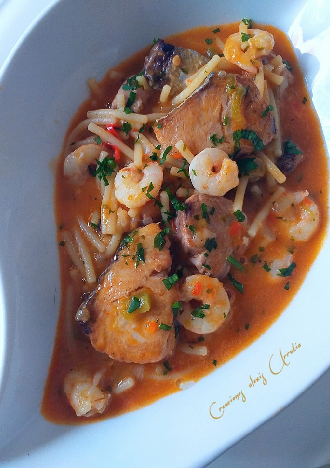 Una foto de Cazuela de bonito con fideos gordos y gambas