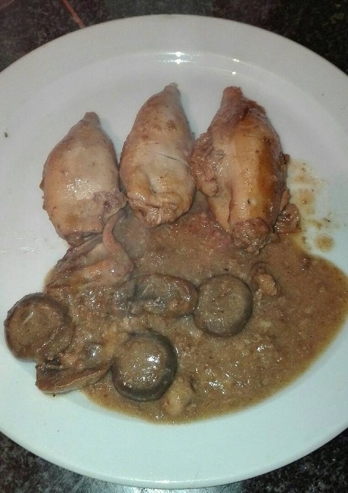 Una foto de Chipirones relleno de carne de ternera y champiñones