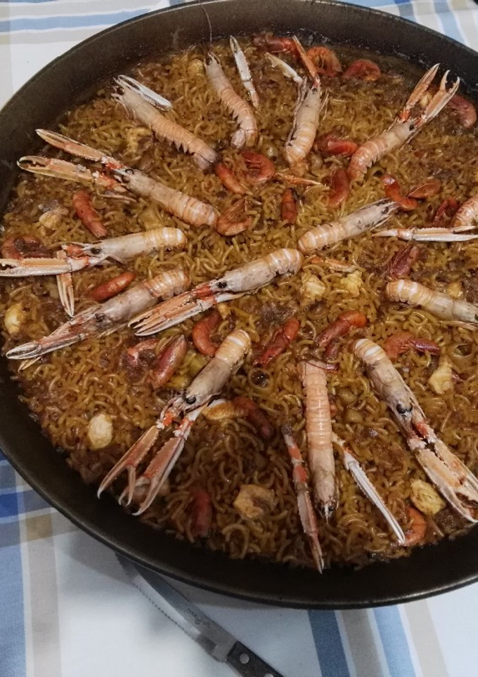 Una foto de Fideuá