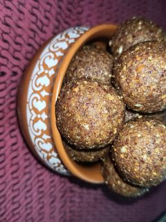 शेंगदाण्याचे लाडू (shengdane ladoo recipe in marathi) रेसिपी चे मुख्य फोटो 