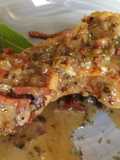Cuartos traseros de pollo con salsa de cebollas y vino tinto al orégano