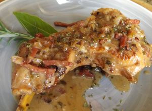 Foto principal de Cuartos traseros de pollo con salsa de cebollas y vino tinto al orégano
