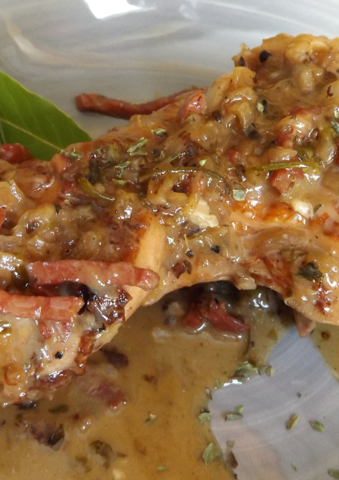 Una foto de Cuartos traseros de pollo con salsa de cebollas y vino tinto al orégano