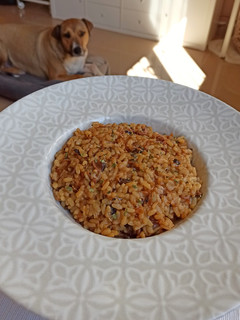 Una foto de Arroz con calamares encebollados