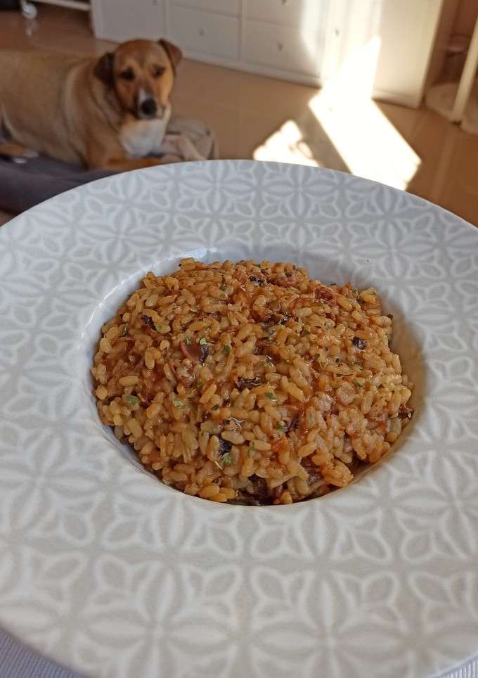 Una foto de Arroz con calamares encebollados