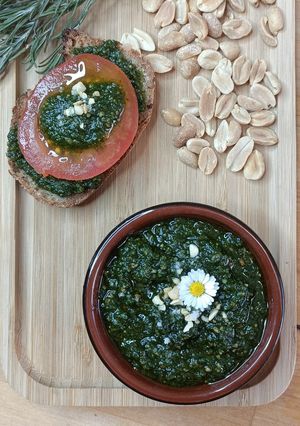 Une photo de 🌱Pesto aux Fanes de carotte (antigaspi)