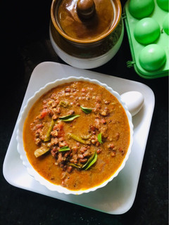 அரைத்துவிட்ட காராமணி(தட்டைபயறு) புளிக்குழம்பு(karamani kulambu recipe in tamil) செய்முறை முக்கிய புகைப்படம்