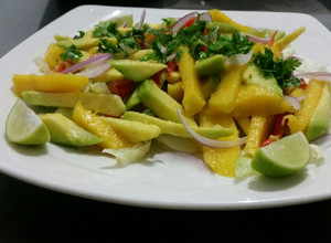 Una foto de Ensalada de aguacate y mango