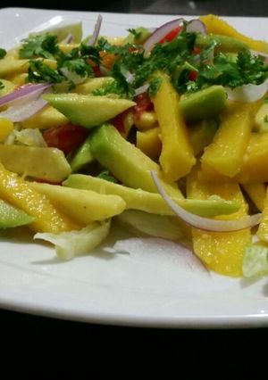 Una foto de Ensalada de aguacate y mango