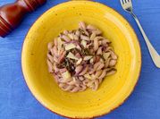 Una foto di pasta con la verza