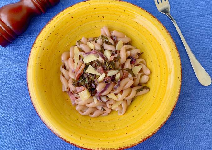 Guida passo passo a Preparare Fatto in casa super veloce Gran fusillo con bis di cavolo, guanciale e scaglie di Grana