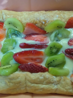 Una foto de Tarta de con hojaldre frutas y crema pastelera (Monsieur Cuisine)