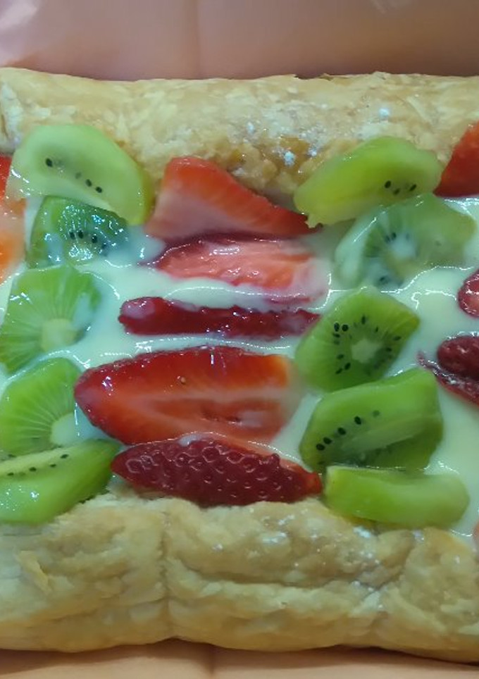 Una foto de Tarta de con hojaldre frutas y crema pastelera (Monsieur Cuisine)