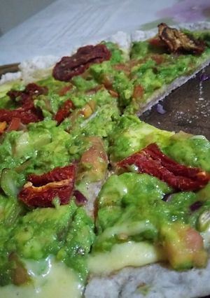 Una foto de Pizza integral con guacamole