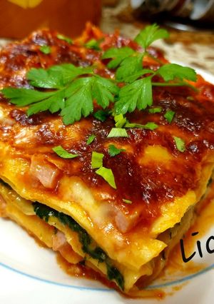 O poză a rețetei Lasagne cu ragu și spanac.