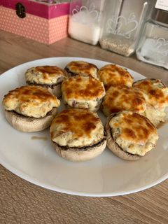 Juhtúróval töltött gomba recept fotója