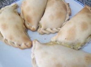 Una foto de Empanada de queso y cebolla