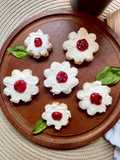 Tostadas en forma de flor con mermelada de frambuesa y queso crema