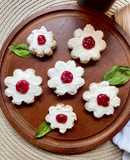 Tostadas en forma de flor con mermelada de frambuesa y queso crema