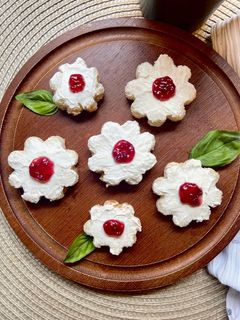 Una foto de Tostadas en forma de flor con mermelada de frambuesa y queso crema