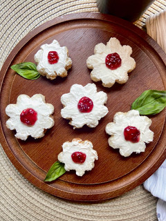 Una foto de Tostadas en forma de flor con mermelada de frambuesa y queso crema