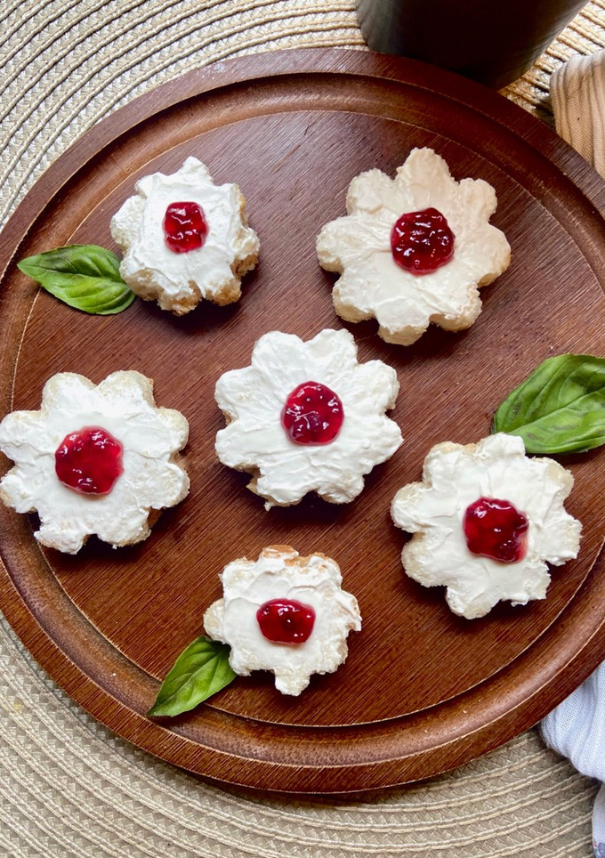 Una foto de Tostadas en forma de flor con mermelada de frambuesa y queso crema