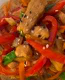 Рисова локшина з куркою та овочами в соусі теріякі