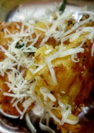 ચીઝ હાંડવો અને ઢોકળાં (Cheese Handvo Dhokla Recipe In Gujarati) રેસીપી મુખ્ય ફોટો